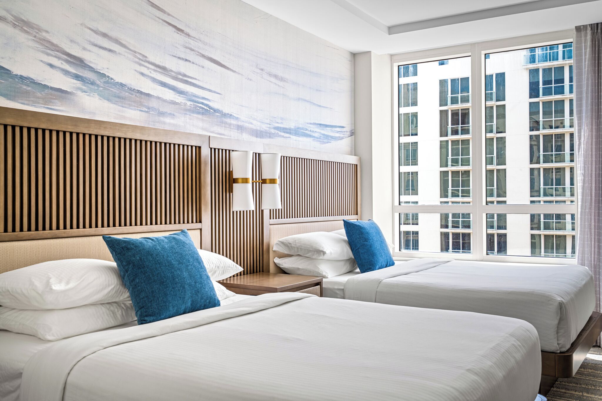 2 makuuhuonetta, tallelokero huoneessa, työpöytä, silitysrauta/-lauta