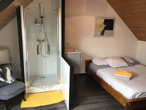 3 bedrooms, desk, iron/ironing board, WiFi