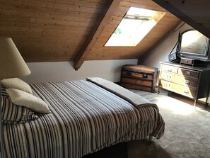 3 bedrooms, desk, iron/ironing board, WiFi - Characteristic stone house in a small village (Brech)