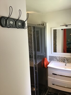 Shower, hair dryer, soap, toilet paper - Characteristic stone house in a small village (Brech)