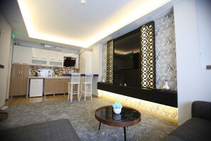 شقة عائلية | منطقة المعيشة | تلفزيون ذكي بحجم 60-بوصة يعرض قنوات فضائية، تلفزيون