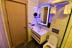 Shower, hair dryer, slippers, towels - Restwon Suit (Istanbul)