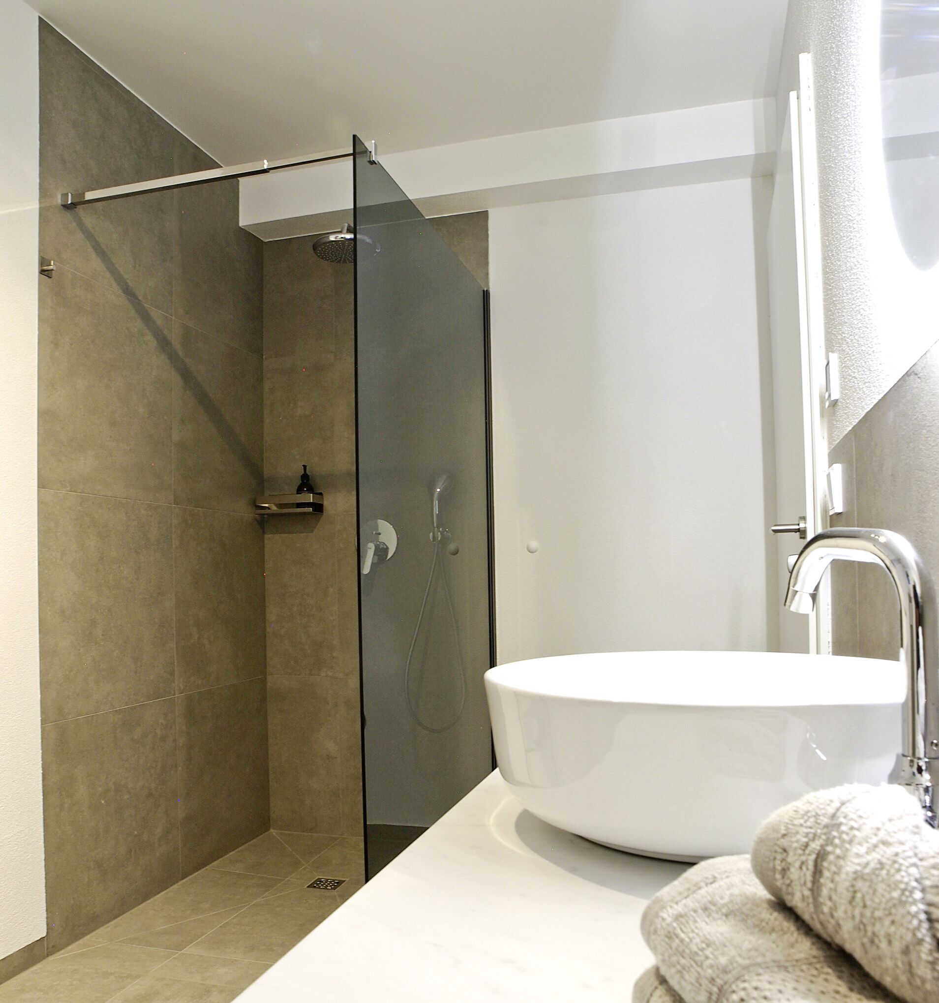 Dusche, Haartrockner, Handtücher