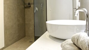 A modern bathroom with a glass-enclosed shower, a white sink, and a towel rack. - Beautiful apartment 2 in Bad Neustadt next to Rhön Klinikum Campus (Bad Neustadt an der Saale)