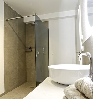 Dusche, Haartrockner, Handtücher