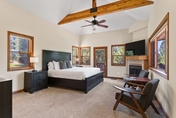 4 bedrooms, desk, iron/ironing board, travel cot