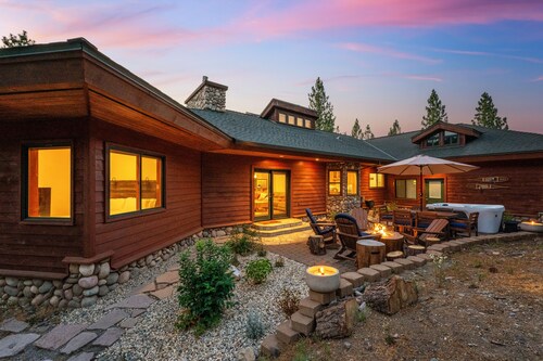 The Luxe Lodge Private Hot Tub Golf Couples Pets Families Games Fire Pit Views