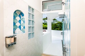 Chuveiro, secador de cabelo, toalhas de banho
