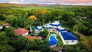 A large resort with multiple buildings, a swimming pool, and lush greenery. - Spacious Villa w/ Private Pool – Ideal for Groups, Steps to Tamarindo Beach (Tamarindo)
