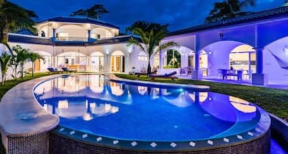 Spacious Villa w/ Private Pool – Ideal for Groups, Steps to Tamarindo Beach