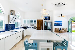 Een koelkast, een magnetron, een oven, een kookplaat