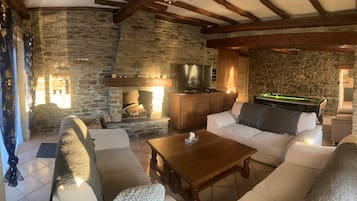 Una Smart TV, una chimenea, un futbolín, una mesa de tenis de mesa