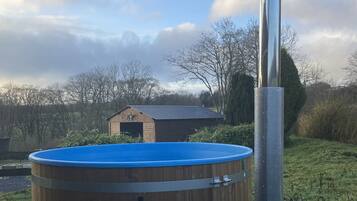 Bañera de hidromasaje al aire libre