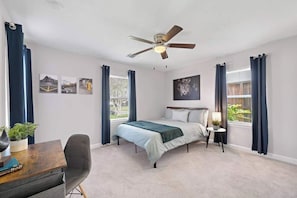 3 habitaciones, escritorio y tabla de planchar con plancha