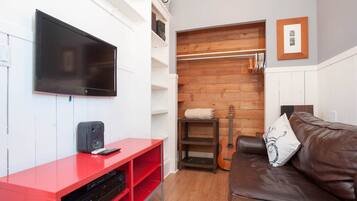 Een smart-tv, boeken en een stereo