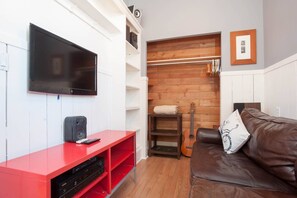 Smart TV, books, stereo - iKlektik House // Robin (Chicago)