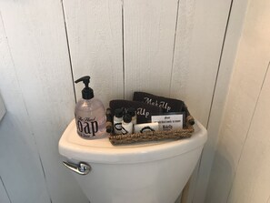 Combined shower/bathtub, hair dryer, towels, soap - iKlektik House // Robin (Chicago)