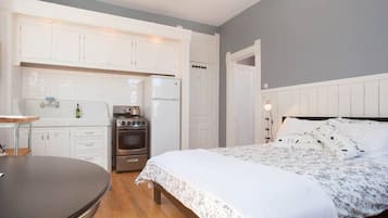 1 slaapkamer, een bureau, een strijkplank/strijkijzer, wifi