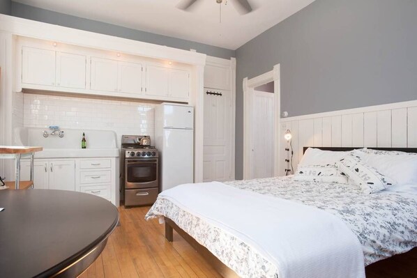 1 bedroom, desk, iron/ironing board, WiFi - iKlektik House // Robin (Chicago)