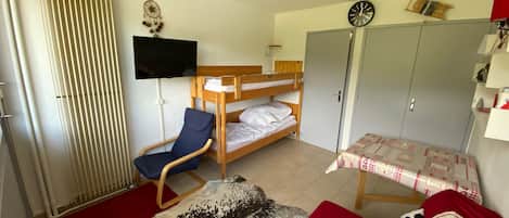 1 dormitorio y tabla de planchar con plancha