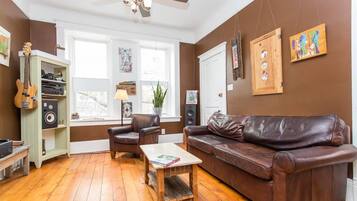 Smart TV, books, stereo