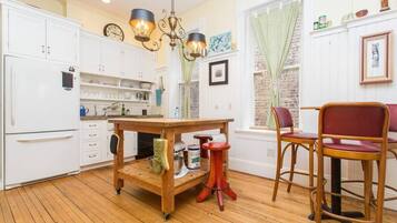 Coffee/tea maker, fridge, microwave, oven