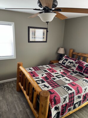 2 makuuhuonetta, työpöytä, ilmainen Wi-Fi, vuodevaatteet