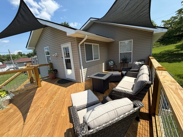 Terrace/patio - Charming on Chestnut - 8.1 miles from the New River Gorge National Park (Oak Hill)