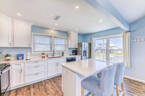 Een koelkast, een microgolfoven, een oven, een kookplaat