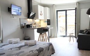 مكواة/لوح كي وسرير سفر وواي فاي مجانًا وملاءات أسرّة