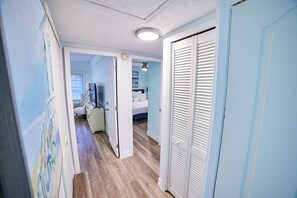 3 bedrooms, iron/ironing board, travel cot, free WiFi - Jax Beach Bungalow .5 to Beach & Close to Mayo Clinic (Jacksonville Beach)