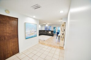 Interior - Jax Beach Bungalow .5 to Beach & Close to Mayo Clinic (Jacksonville Beach)