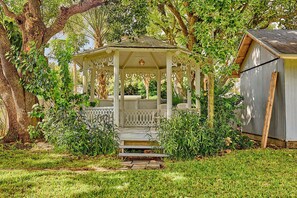 Property grounds - Jax Beach Bungalow .5 to Beach & Close to Mayo Clinic (Jacksonville Beach)