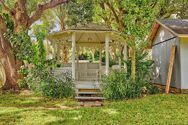 Property grounds - Jax Beach Bungalow .5 to Beach & Close to Mayo Clinic (Jacksonville Beach)