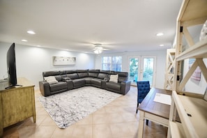 Smart TV, books - Jax Beach Bungalow .5 to Beach & Close to Mayo Clinic (Jacksonville Beach)