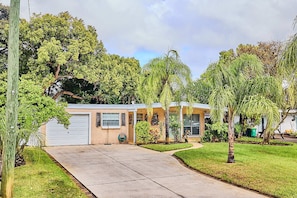 Exterior - Jax Beach Bungalow .5 to Beach & Close to Mayo Clinic (Jacksonville Beach)