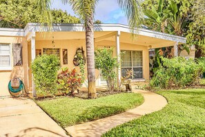 Exterior - Jax Beach Bungalow .5 to Beach & Close to Mayo Clinic (Jacksonville Beach)