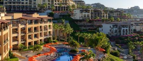 Piscina a l'aire lliure i piscina climatitzada