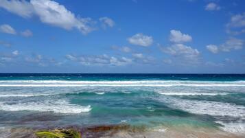 Na praia, espreguiçadeiras, toalhas de praia