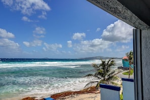 En la playa, camastros y toallas de playa