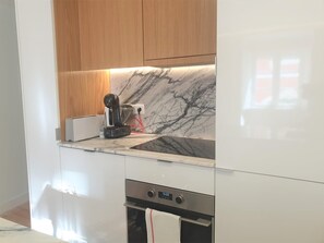 Geladeira, micro-ondas, fogão, cooktop