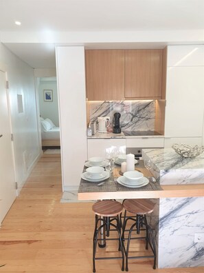 冷蔵庫、電子レンジ、オーブン、コンロ