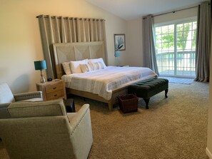 3 habitaciones, escritorio y tabla de planchar con plancha