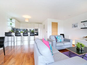 Comfort Apartment (2 Bedrooms) | Living area | TV, heated floors - Stunning two Bedroom Home in West End Area of Aberdeen (Aberdeen)