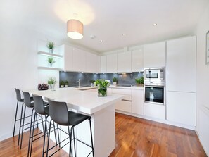 Full-size fridge, microwave, oven, stovetop - Stunning two Bedroom Home in West End Area of Aberdeen (Aberdeen)