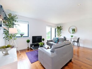 Comfort Apartment (2 Bedrooms) | Living area | TV, heated floors - Stunning two Bedroom Home in West End Area of Aberdeen (Aberdeen)