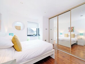 2 bedrooms, premium bedding, desk, laptop workspace - Stunning two Bedroom Home in West End Area of Aberdeen (Aberdeen)