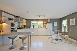 舒适公寓 (2 Bedrooms) | 私人厨房 | 大冰箱、微波炉、烤箱、炉灶