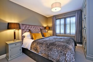 舒適公寓 (2 Bedrooms) | 2 間臥室、高級寢具、書桌、筆電工作空間