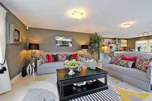 舒適公寓 (2 Bedrooms) | 客廳 | 智慧型電視、地暖系統